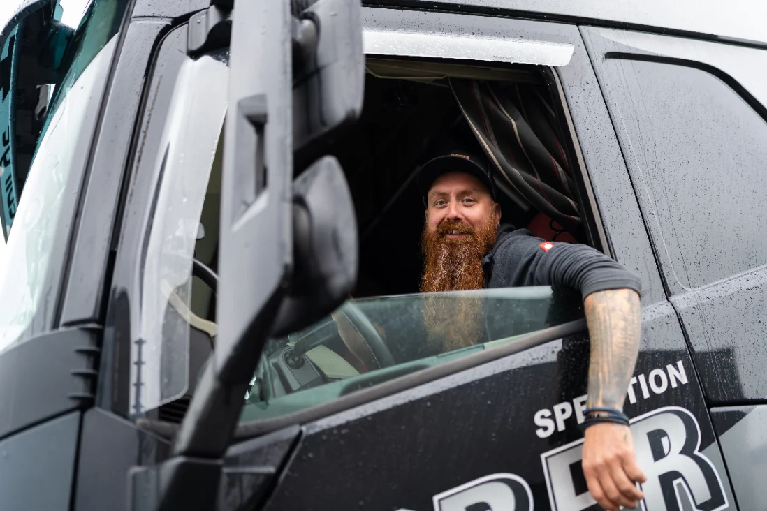 Berufskraftfahrer der Spedition Weber an seinem LKW