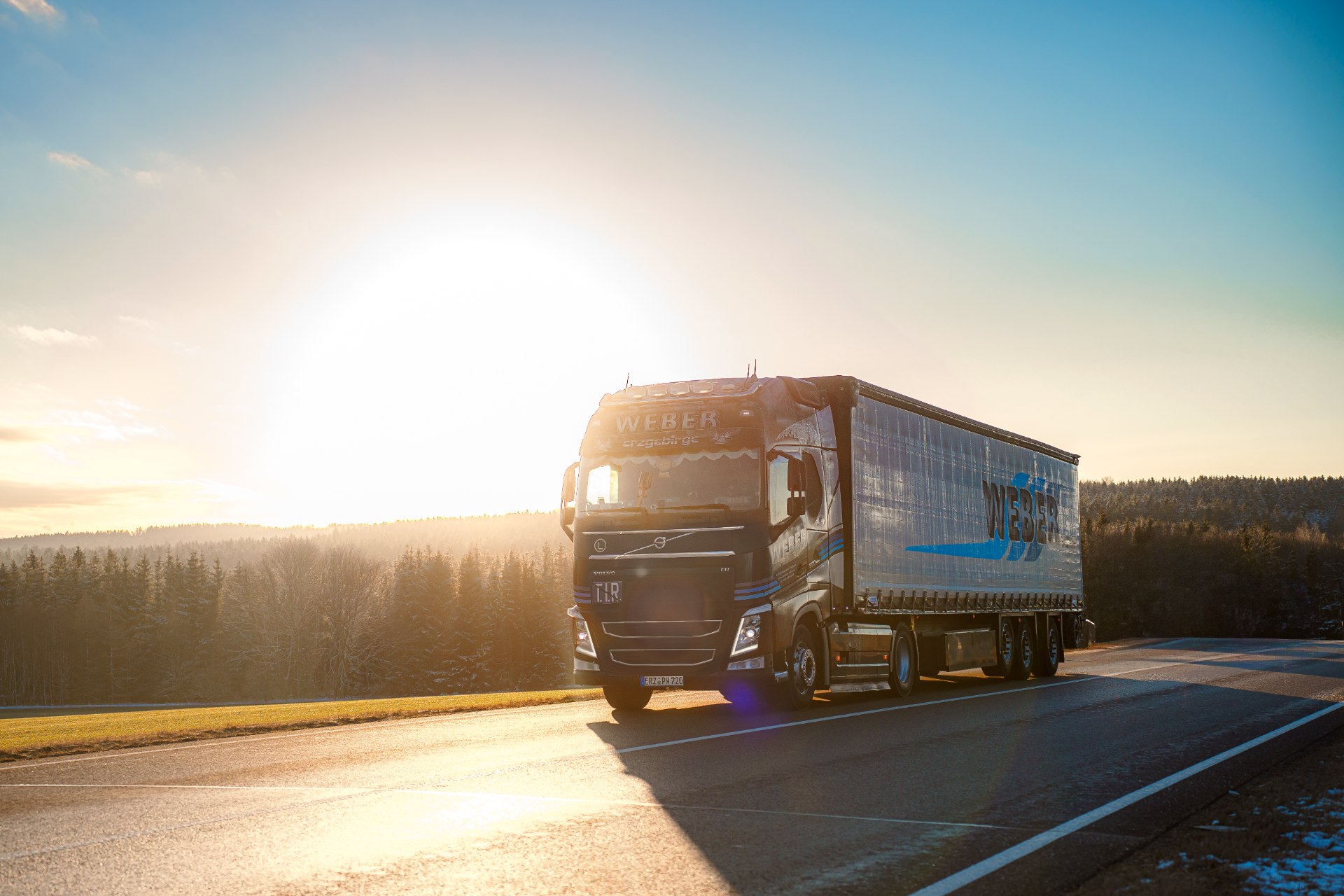Weber Spedition LKW im Abendlicht